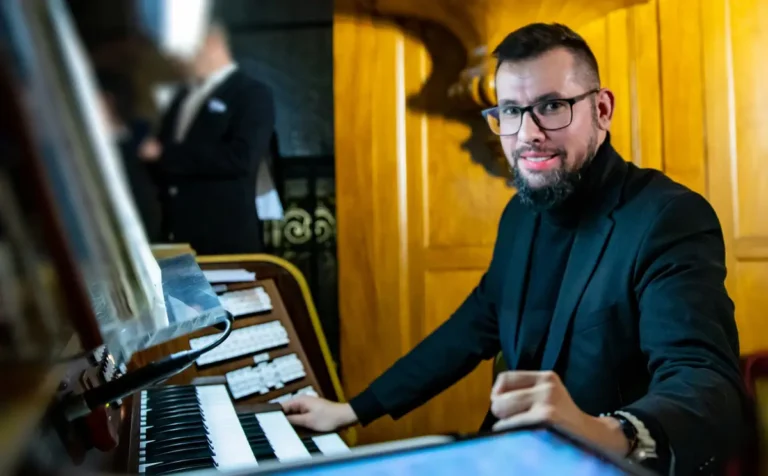 A Miatyánk Fesztivál 2026. tavaszi évadának fellépője, Hegedűs Gábor kalocsai orgonaművész